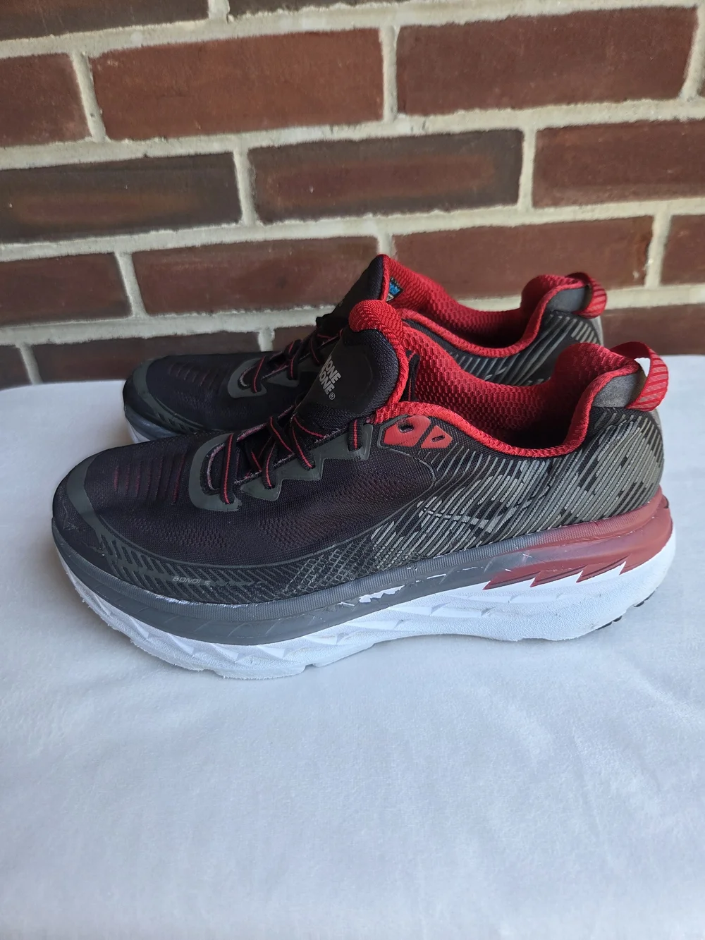 HOKA ONE ONE Bondi 5 Men's US 11 UK 10.5 Black Red Running Shoes